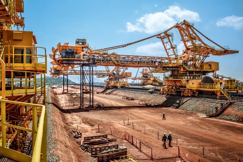 Pátio de mineração com recuperadora